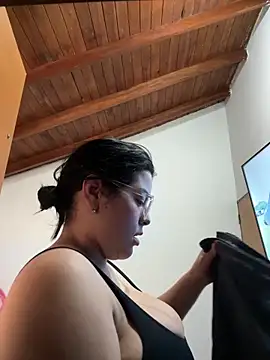 Snapshot of Kylie2211 chatting on 09-10-25, 04:29 Kylie2211 online show from 09-10-25, 04:29