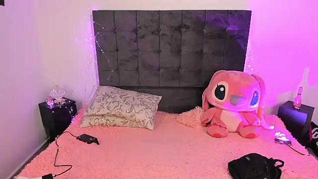 Snapshot of Kylie2211 chatting on 10-24-25, 03:14 Kylie2211 online show from 10-24-25, 03:14