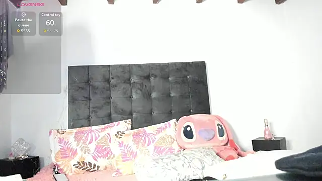 Snapshot of Kylie2211 chatting on 10-24-25, 04:14 Kylie2211 online show from 10-24-25, 04:14