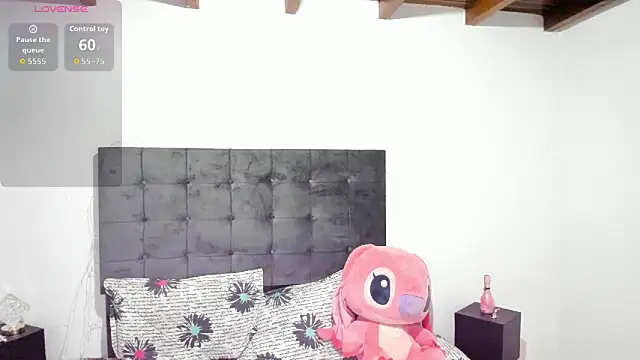 Snapshot of Kylie2211 chatting on 10-31-25, 11:44 Kylie2211 online show from 10-31-25, 11:44