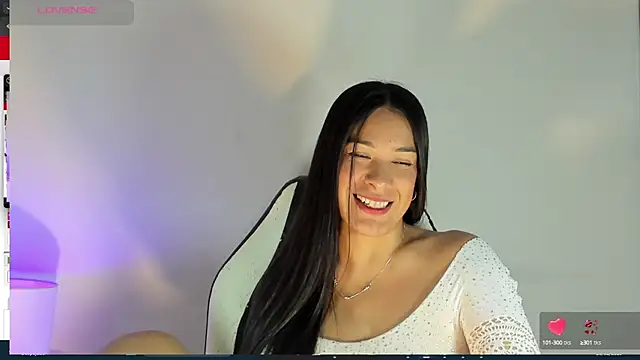 Snapshot of bella_hadid1_ chatting on 02-16-25, 07:04 bella hadid1  online show from 02-16-25, 07:04