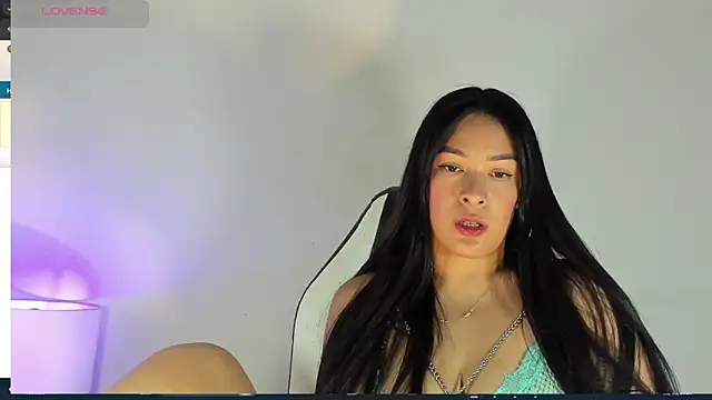 Snapshot of bella_hadid1_ chatting on 02-22-25, 07:03 bella hadid1  online show from 02-22-25, 07:03