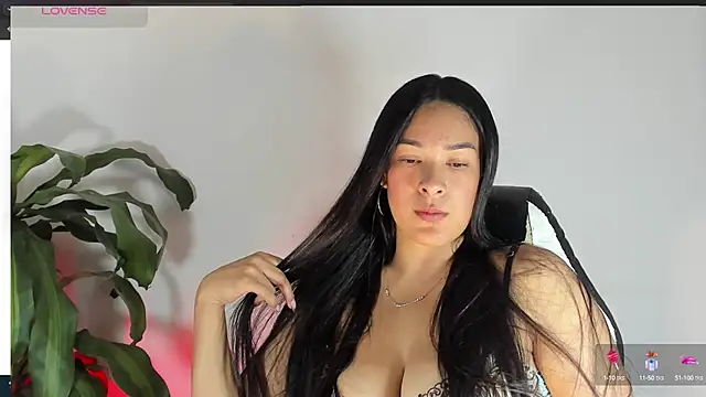 Snapshot of bella_hadid1_ chatting on 03-17-25, 12:08 bella hadid1  online show from 03-17-25, 12:08