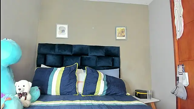 Snapshot of nathaliefox chatting on 10-19-25, 04:18 nathaliefox online show from 10-19-25, 04:18