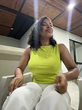 Snapshot of Brunettexio chatting on 12-23-24, 11:06 Brunettexio online show from 12-23-24, 11:06