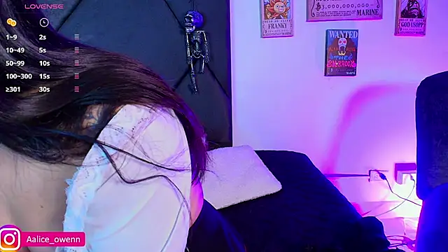 Snapshot of Aliceowenn chatting on 10-25-25, 09:09 Aliceowenn online show from 10-25-25, 09:09