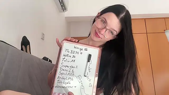 Snapshot of RoxiBlack chatting on 11-29-25, 07:22 RoxiBlack online show from 11-29-25, 07:22