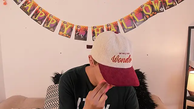 Snapshot of Tomy_Rox chatting on 10-27-25, 08:46 Tomy Rox online show from 10-27-25, 08:46