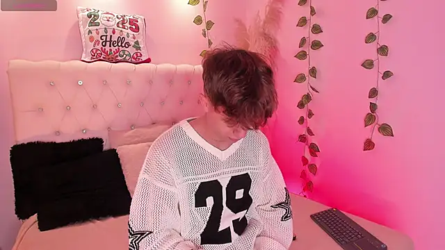 Snapshot of Tomy_Rox chatting on 12-23-25, 04:43 Tomy Rox online show from 12-23-25, 04:43