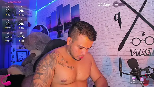 Snapshot of Naughty_Charly chatting on 01-21-25, 06:12 Naughty Charly online show from 01-21-25, 06:12