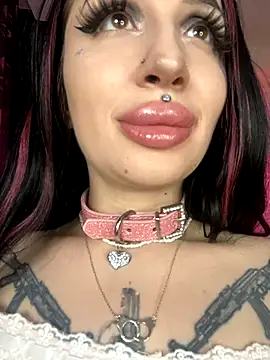 Snapshot of Molly__Moon chatting on 12-05-24, 08:33 Molly  Moon online show from 12-05-24, 08:33