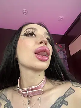 Snapshot of Molly__Moon chatting on 10-31-25, 02:34 Molly  Moon online show from 10-31-25, 02:34