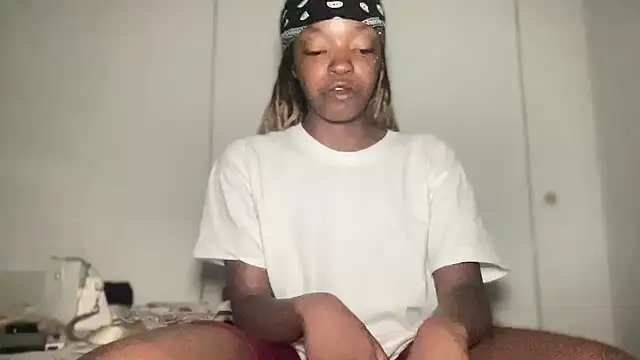 Snapshot of minimama69 chatting on 10-12-25, 10:14 minimama69 online show from 10-12-25, 10:14