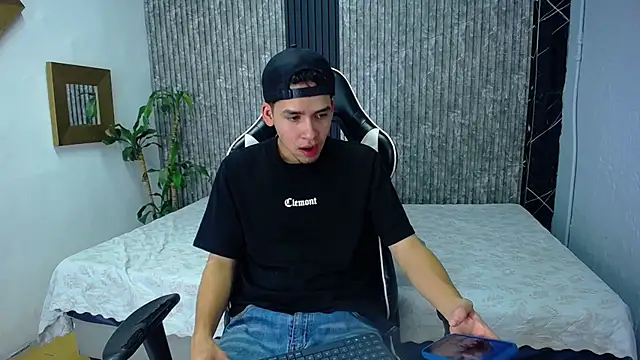 Mike 0233  online show from 10-19-25, 04:35