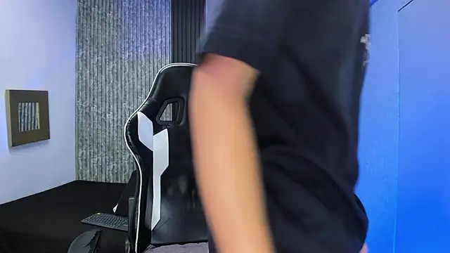 Mike 0233  online show from 12-20-25, 04:30