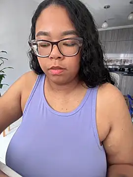 Snapshot of XMara chatting on 09-25-25, 05:49 XMara online show from 09-25-25, 05:49