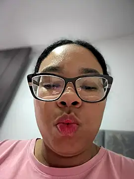 Snapshot of XMara chatting on 10-20-25, 04:29 XMara online show from 10-20-25, 04:29