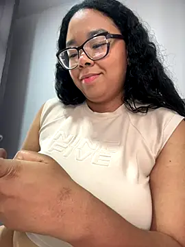 Snapshot of XMara chatting on 10-21-25, 05:46 XMara online show from 10-21-25, 05:46