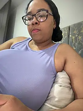 Snapshot of XMara chatting on 10-24-25, 02:13 XMara online show from 10-24-25, 02:13