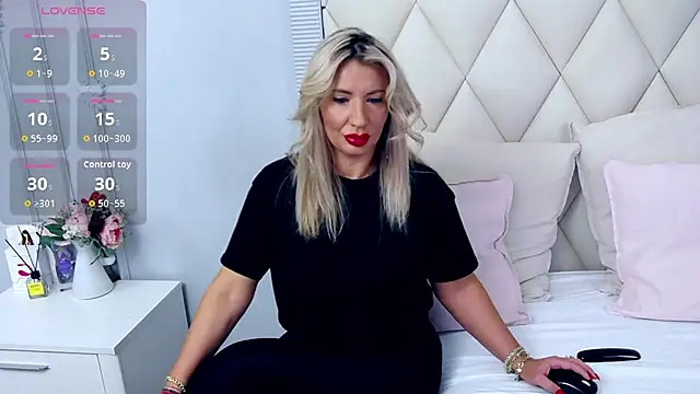 Snapshot of GinaBear chatting on 09-29-25, 06:02 GinaBear online show from 09-29-25, 06:02