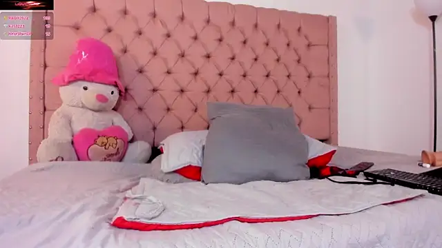 AinaPink online show from 12-17-24, 02:44