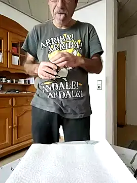 Snapshot of bottomhairy chatting on 12-06-24, 11:44 bottomhairy online show from 12-06-24, 11:44