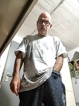 Snapshot of bottomhairy chatting on 11-04-25, 04:00 bottomhairy online show from 11-04-25, 04:00