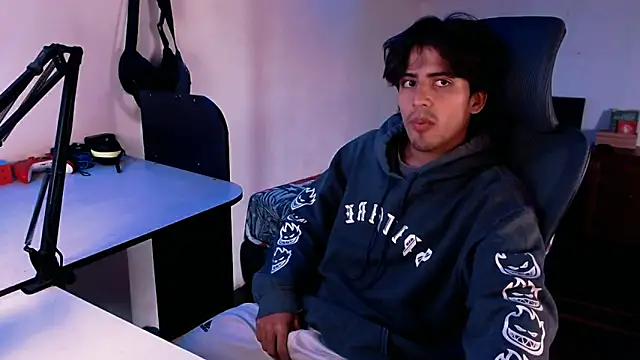 Snapshot of Thieves9 chatting on 12-12-24, 02:22 Thieves9 online show from 12-12-24, 02:22