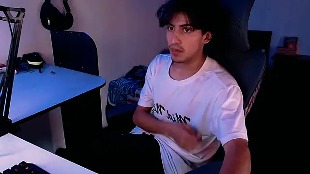 Snapshot of Thieves9 chatting on 12-13-24, 12:17 Thieves9 online show from 12-13-24, 12:17