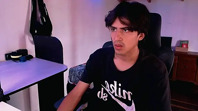 Snapshot of Thieves9 chatting on 12-23-24, 05:00 Thieves9 online show from 12-23-24, 05:00