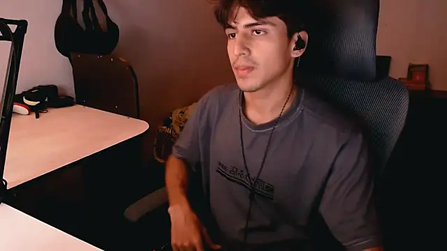 Snapshot of Thieves9 chatting on 12-28-24, 03:58 Thieves9 online show from 12-28-24, 03:58