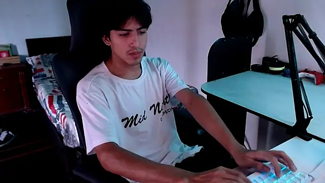 Snapshot of Thieves9 chatting on 02-16-25, 07:49 Thieves9 online show from 02-16-25, 07:49