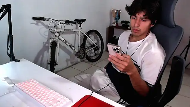 Snapshot of Thieves9 chatting on 09-08-25, 05:12 Thieves9 online show from 09-08-25, 05:12