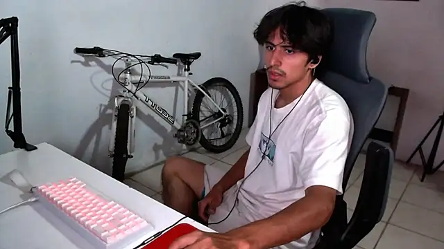 Snapshot of Thieves9 chatting on 09-15-25, 09:48 Thieves9 online show from 09-15-25, 09:48