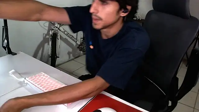 Snapshot of Thieves9 chatting on 09-19-25, 11:05 Thieves9 online show from 09-19-25, 11:05