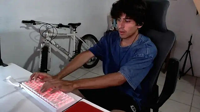 Snapshot of Thieves9 chatting on 09-25-25, 05:22 Thieves9 online show from 09-25-25, 05:22