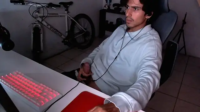 Snapshot of Thieves9 chatting on 09-29-25, 10:20 Thieves9 online show from 09-29-25, 10:20