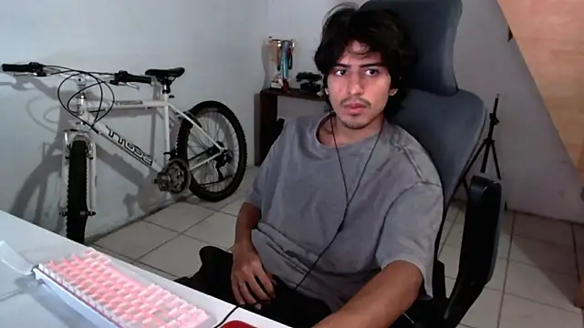 Snapshot of Thieves9 chatting on 09-30-25, 09:20 Thieves9 online show from 09-30-25, 09:20