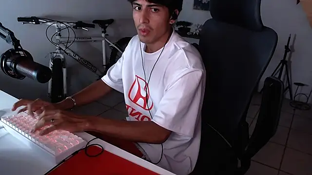 Snapshot of Thieves9 chatting on 10-13-25, 06:46 Thieves9 online show from 10-13-25, 06:46