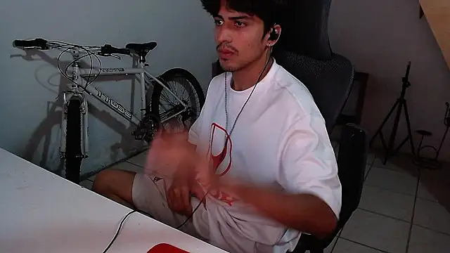 Snapshot of Thieves9 chatting on 10-18-25, 04:15 Thieves9 online show from 10-18-25, 04:15