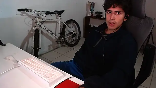 Snapshot of Thieves9 chatting on 10-22-25, 05:08 Thieves9 online show from 10-22-25, 05:08