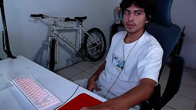 Snapshot of Thieves9 chatting on 10-28-25, 03:54 Thieves9 online show from 10-28-25, 03:54