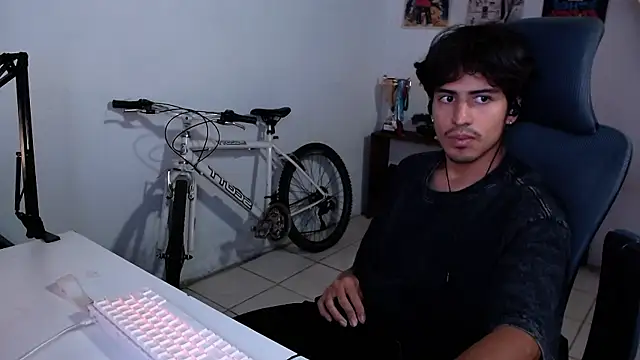 Snapshot of Thieves9 chatting on 10-28-25, 05:48 Thieves9 online show from 10-28-25, 05:48