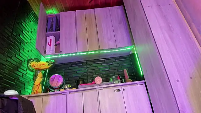 LaureenHills online show from 12-15-25, 09:52