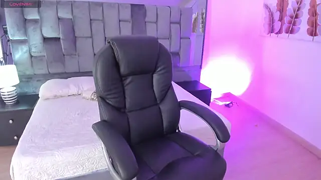 Snapshot of Chloe_evans__ chatting on 02-13-25, 07:10 Chloe evans online show from 02-13-25, 07:10