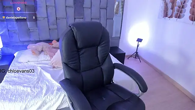 Snapshot of Chloe_evans__ chatting on 02-26-25, 05:39 Chloe evans online show from 02-26-25, 05:39