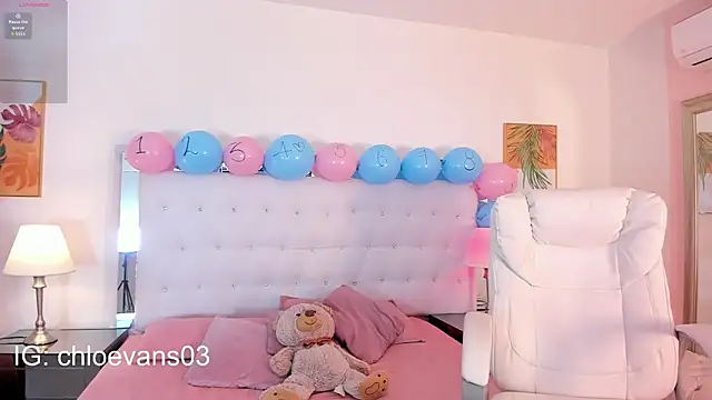 Snapshot of Chloe_evans__ chatting on 09-19-25, 11:55 Chloe evans online show from 09-19-25, 11:55