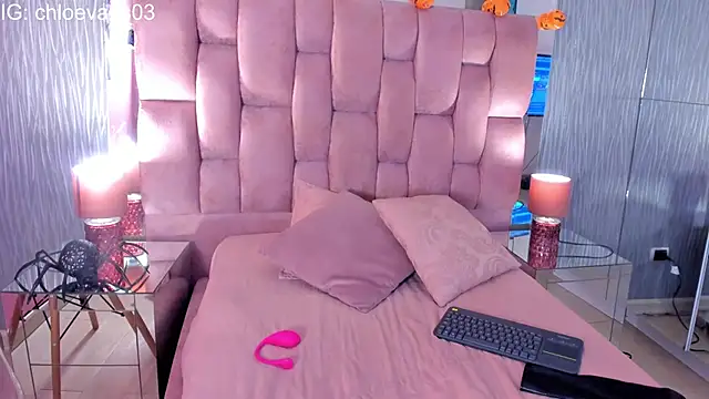 Snapshot of Chloe_evans__ chatting on 10-31-25, 11:11 Chloe evans online show from 10-31-25, 11:11