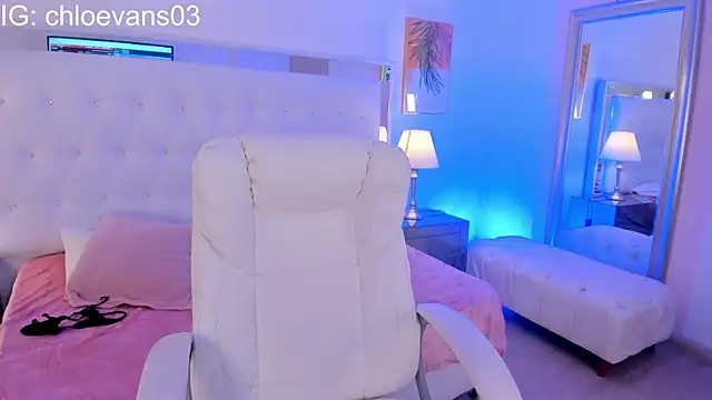Snapshot of Chloe_evans__ chatting on 11-19-25, 11:43 Chloe evans online show from 11-19-25, 11:43