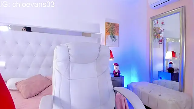 Snapshot of Chloe_evans__ chatting on 12-15-25, 11:36 Chloe evans online show from 12-15-25, 11:36